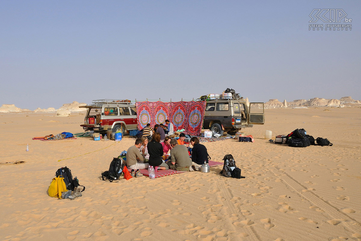 Wadi Biddendee - Kampplaats Het ontbijt op onze kampplaats op een zandvlakte in Wadi Biddendee. Stefan Cruysberghs